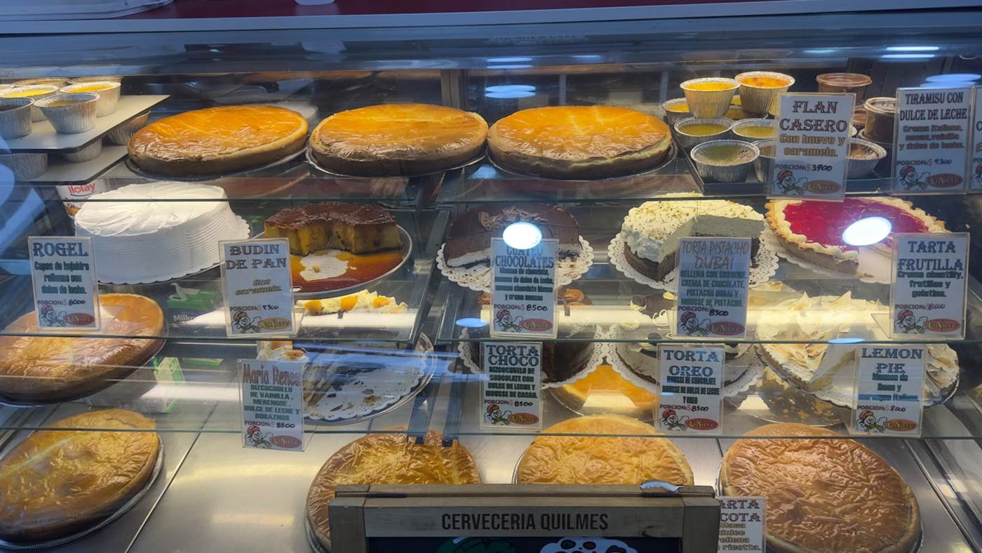 La vitrina de tortas y postres del mostrador de La Nieve